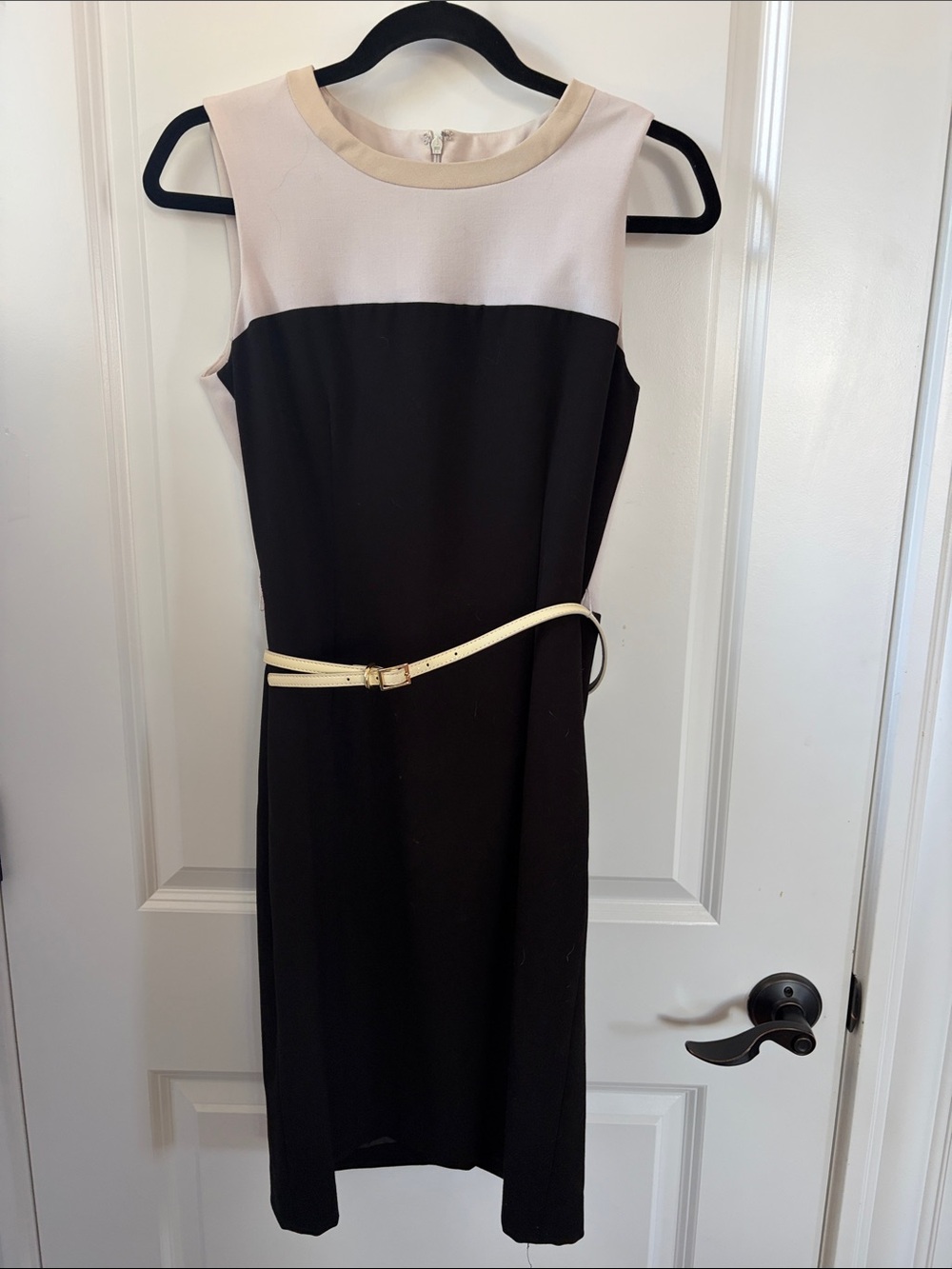 Calvin Klein . Sleeveless Black and Cream Colorblock Sheath Dress with Slim Belt